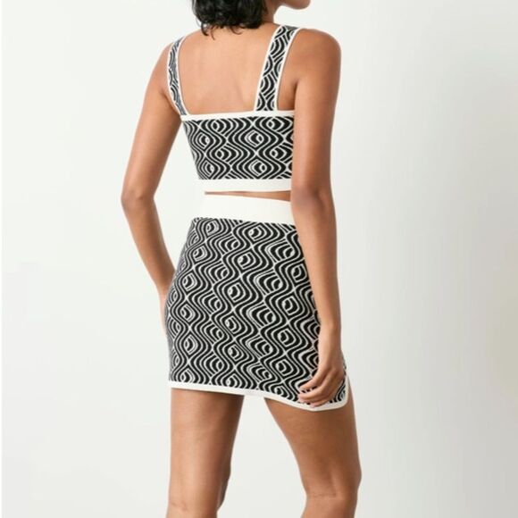 Calla Jacquard Crop Tank - Picture 3 of 7